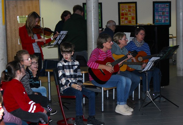 Das Bild zeigt die Musikergruppe bei der Adventseinstimmung.