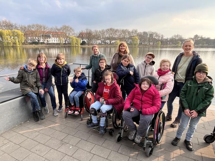 Das Foto zeigt Schüler:innen und die  Begleiterinnen vor dem Aasee auf der Klassenfahrt.