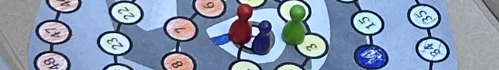 Das Foto zeigt einen Spielplan mit Spielfiguren.