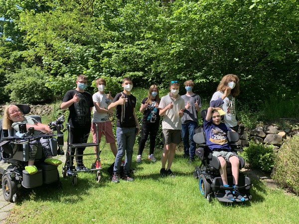 Auf dem Foto sieht man, dass sich die Schüler:innen der 8a über das Preisgeld freuen.