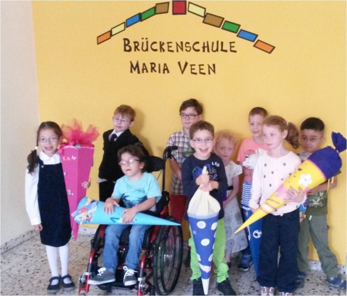 Ein Foto zeigt die neue Eingangsklasse der Brückenschule.