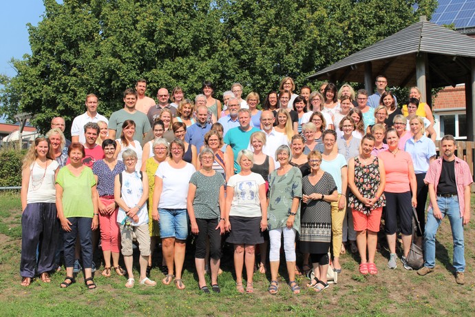 Ein Foto zeigt die Mitarbeiter der Brückenschule.