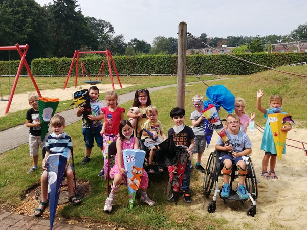 Ein Foto zeigt die neuen Brückenschüler:innen auf dem Spielplatz der Schule.