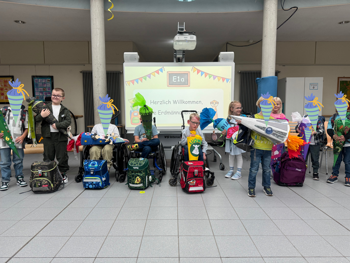 Die Collage zeigt die Mitarbeiter:innen  der Brückenschule und den Schulstart am 1. Schultag im Forum.