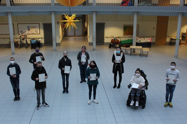 Die Brückenschüler:innen präsentieren ihren Sozialführerschein.