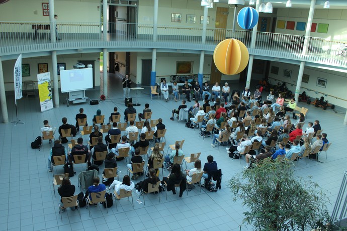 Das Foto zeigt Schüler:innen und Ehrenamtliche, die sich im Forum der Brückenschule trafen.