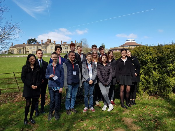 Ein Foto zeigt die Brückenschüler:innen mit ihren Partnerschüler:innen in England.