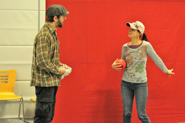 Das Foto zeigt eine Szene aus dem Theaterstück "Lilly und Leo".