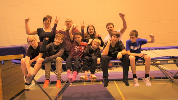 Ein Foto zeigt die Sportler:innen und Lehrer:innen der Brückenschule bei ihrer Sportwoche in Hachen.