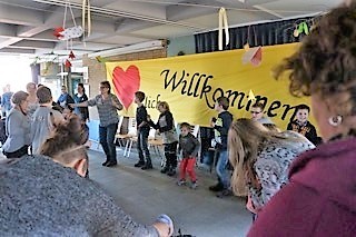 Das Bild zeigt die Schüler:innen mit Frau Sommer beim Singen der Lieder.