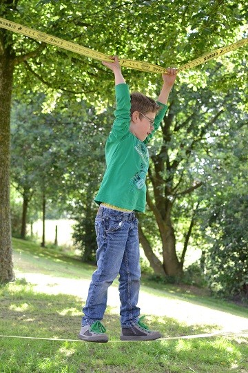 Schüler auf der Slackline.