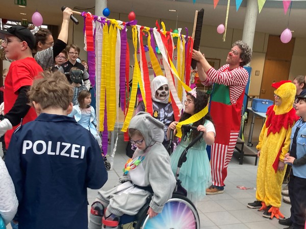 Das Bild zeigt die Karnevalsfeier im Forum .