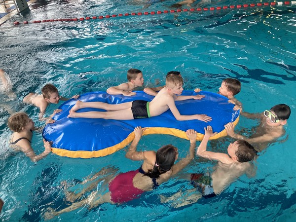 Das Bild zeigt das Team der Brückenschule im Schwimmbad.