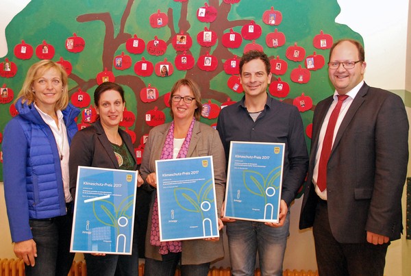 Foto: Die innogy-Kommunalbetreuerin Monika Schürmann (l.) und Bürgermeister Manuel Deitert (r.) überreichen die Klimaschutzpreise 2017