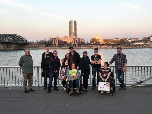 Das Bild zeigt die Klasse 10a am Rhein in Köln.