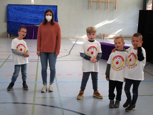 Das Bild zeigt eine Gruppe der Brückenschule beim Üben der Aufführung.