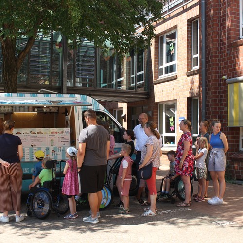 Das Foto zeigt  den Eiswagen auf dem Schulhof der Brückenschule.
