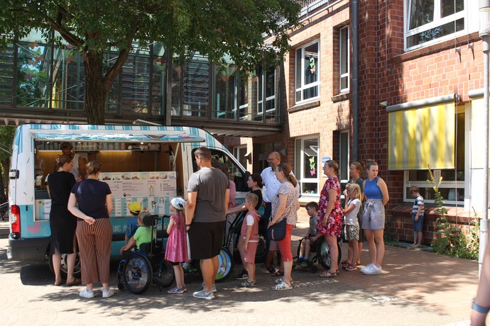 Das Foto zeigt den Eiswagen auf dem Schulhof der Brückenschule.