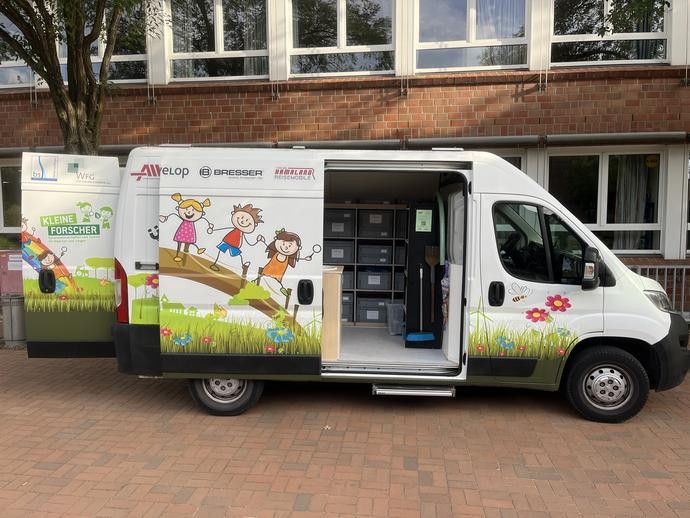 Forschermobil auf dem Schulhof