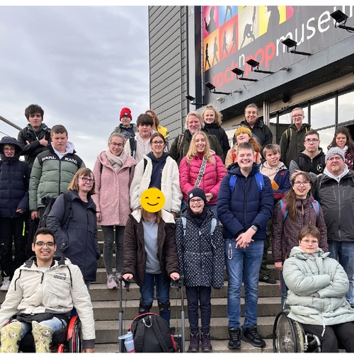 Das Foto zeigt die Klassen vor dem Rock- und Popmuseum in Gronau.