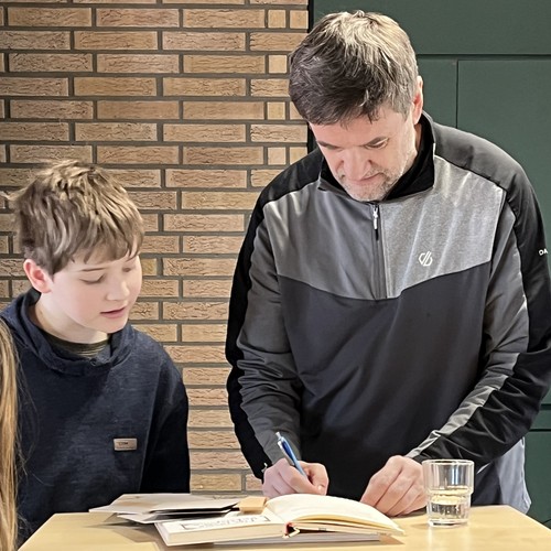 Das Foto zeigt einen Schüler und den Autor Markus Orths.