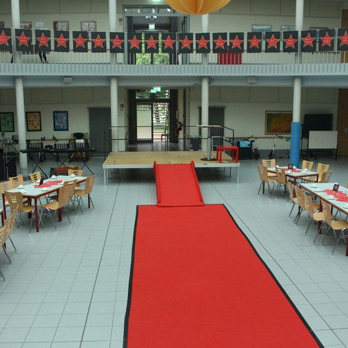 Das Foto zeigt  das Forum vorbereitet für die Schulentlassungsfeier.