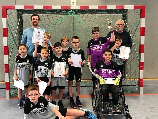 Ein Foto zeigt die stolze Fußballmannschaft der Brückenschule mit ihrem Pokal.