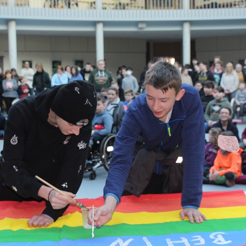 Das Bild zeigt die Schülersprecher beim Beschriften der Projektwochenfahne.