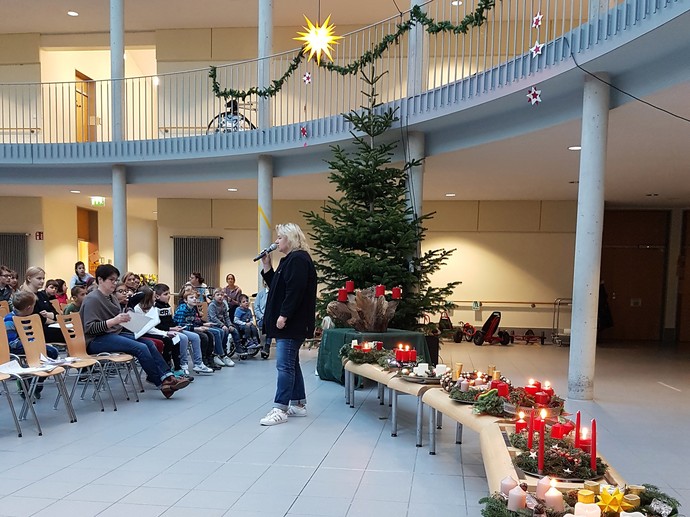 Ein Foto zeigt die Brückenschulgemeinschaft im Forum beim Einläuten der Adventszeit.