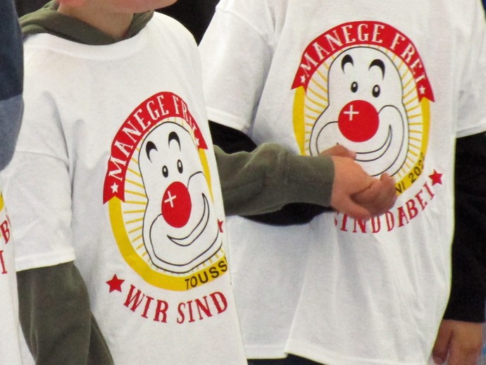 Das Bild zeigt zwei Schüler mit den Clown- T-Shirts des Zirkusprojektes.