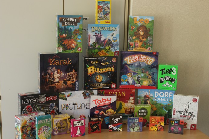 Das Foto zeigt die vielen neuen Spiele, die durch den Förderverein angeschafft werden konnten.