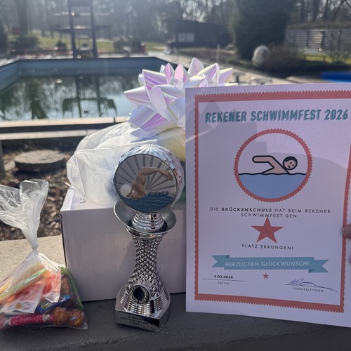 Das Foto zeigt die Urkunde , den Pokal und kleine Geschenke des Schwimmfestes am Hallenbad in Reken.