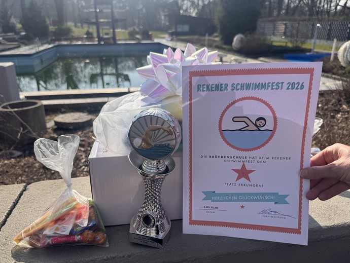 Das Foto zeigt den Pokal, die Urkunde und Geschenke beim Schwimmfest in Reken.