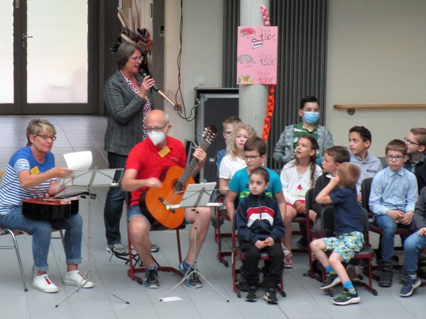 Das Fotos zeigt Frau Dr. Demes bei der Eröffnung des Schulfestes mit Teilen des Unterstufenchores.