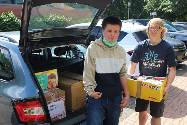 Schüler packen Bücherspende in Auto