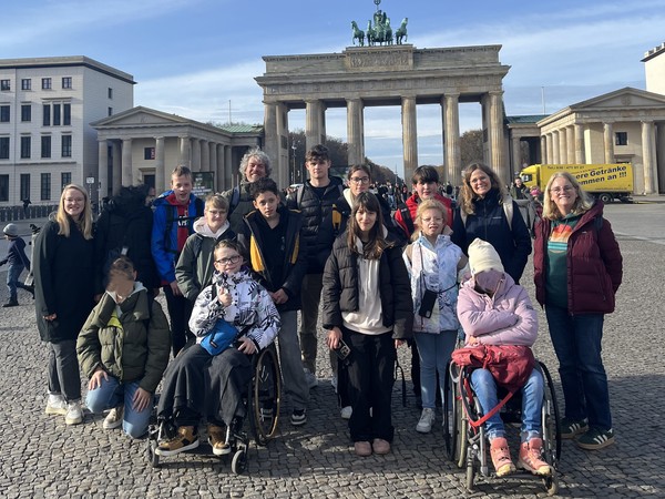 Das Bild zeigt die Berlinfahrer:innen vor dem Brandenburger Tor.