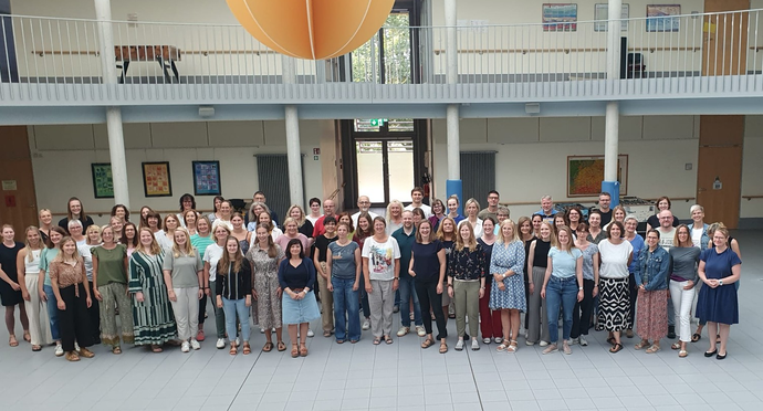 Das Bild zeigt die  Mitarbeiter:innen der Brückenschule Anfang des Schuljahres 2024.25. Es fehlt das Pflegeteam auf dem Bild.