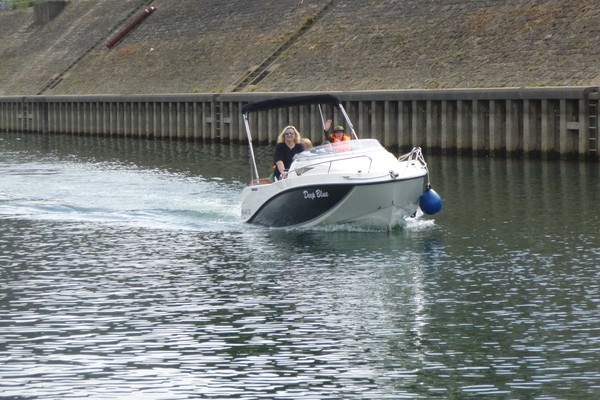 Ein Foto zeigt das Sportboot, mit dem die Schüler:innen der E2a im Duisburger Hafen gefahren sind.