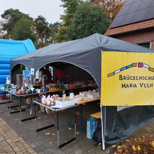 Das Bild zeigt den Stand des Fördervereins der Brückenschule auf dem Martinsmarkt.