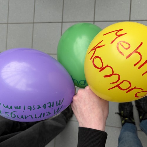 Das Foto zeigt  beschriftete Luftballons mit Begriffen zur Demokratie.