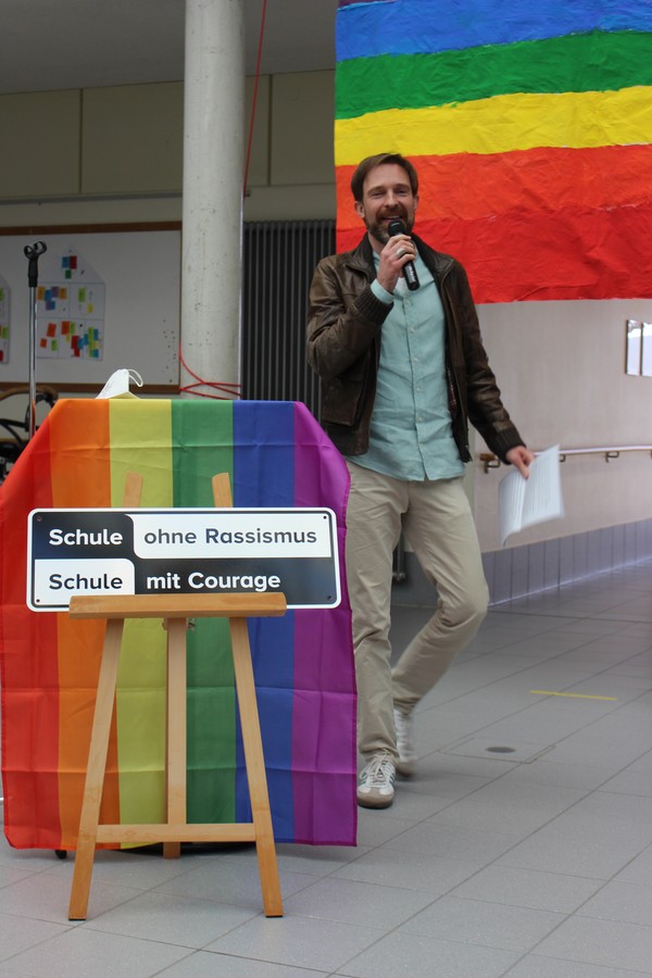 Foto: Der Schulpate Hugo Grimm hält eine Rede.
