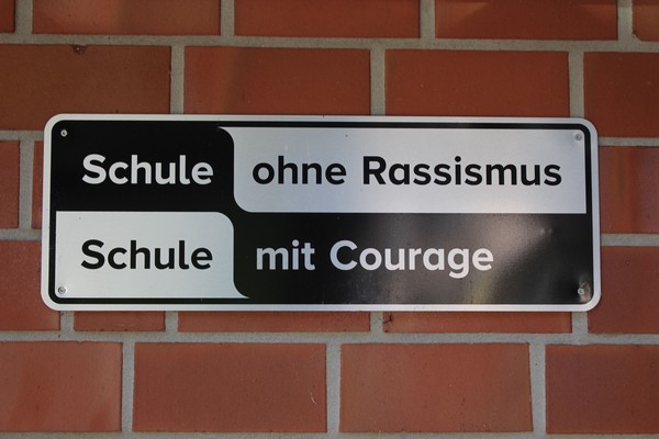 Das Foto zeigt das Schild - Schule ohne Rassismus, Schule mit Courage.