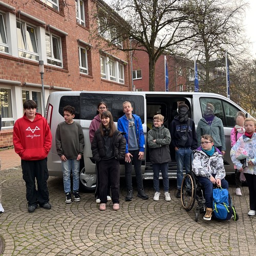 Das Foto zeigt die Berlinfahrer:innen vor dem neuen Schulbus.