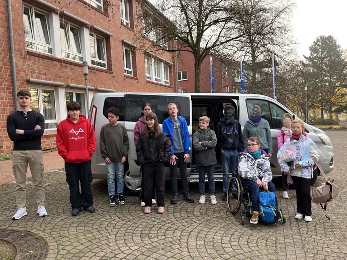 Das Foto zeigt die Berlinfahrer:innen vor dem neuen Schulbus.