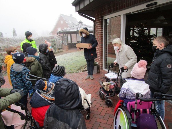 Das Foto zeigt die Übergabe der Weihnachts-Post im Seniorenheim in Maria Veen.