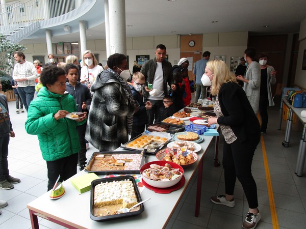 Das Bild zeigt die Kuchentheke im Forum der Brückenschule.