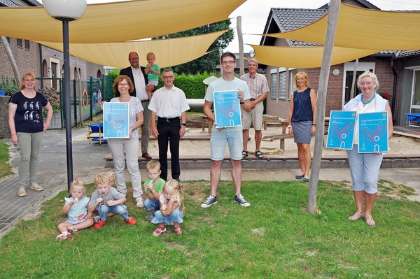 Ein Foto zeigt die Preisträger des innogy-Klimaschutzpreises. Für die Brückenschule nimmt Herr Grevelhörster (Schulsozialarbeiter) den Preis entgegen.