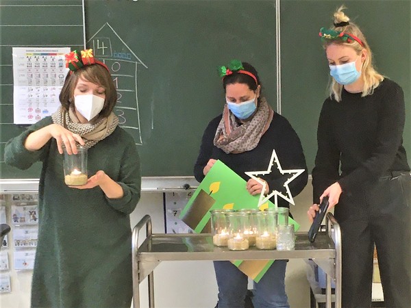 Das Bild zeigt  Lehrerinnen der Advents AG  beim Verteilen der Lichter und Aufgaben