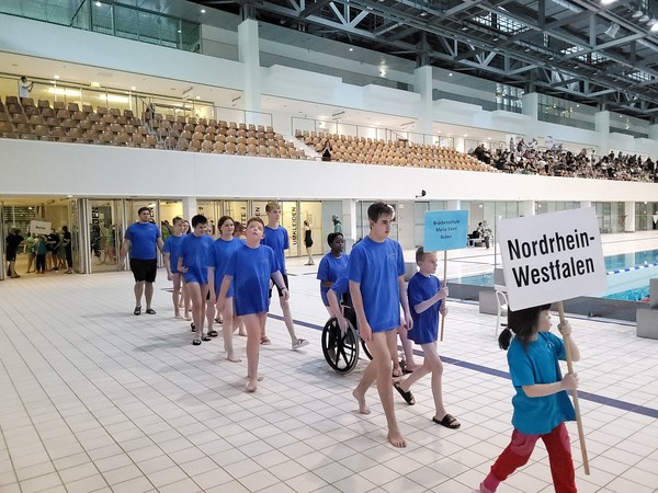 Die Schwimmerriege der Brückenschule Maria Veen zieht in die Olympia-Halle ein.