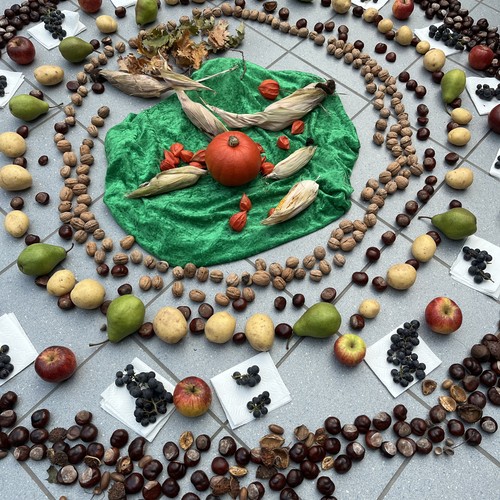 Das Foto zeigt das von den Unterstufenklassen gestaltete Herbstmandala.